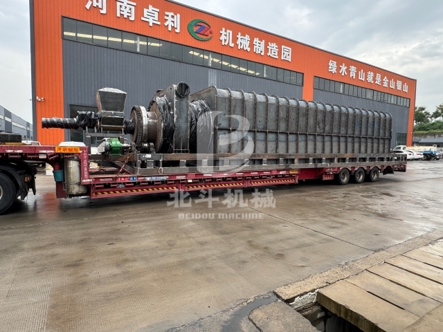 承載信任,即刻啟程!連續(xù)炭化機裝車現場